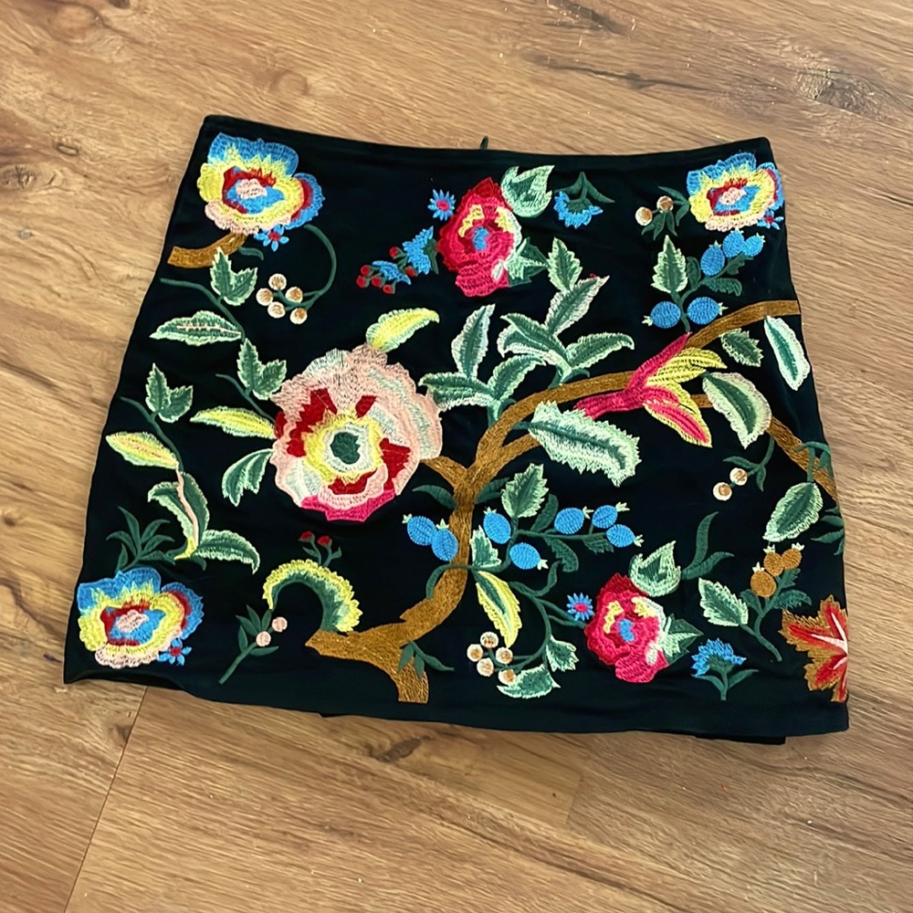 NWOT velzera embroidered floral mini skirt size medium